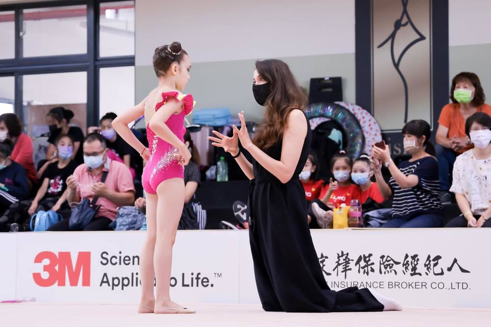 瑞莎「跪地平視學生」照片引萬人感動落淚 大讚：畫面好美