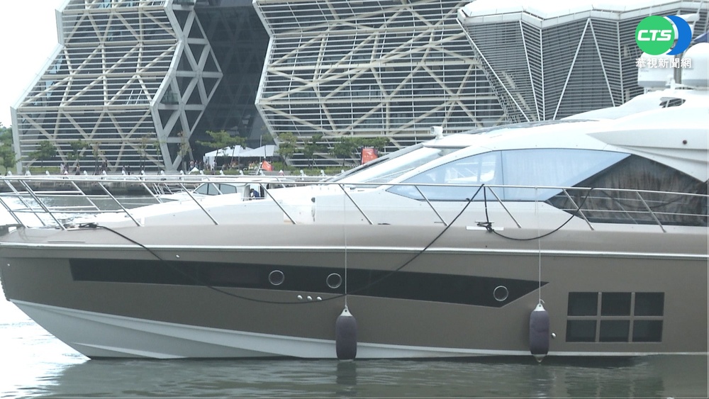 愛河灣新玩法! 搭遊艇近距離合影貼圖明星