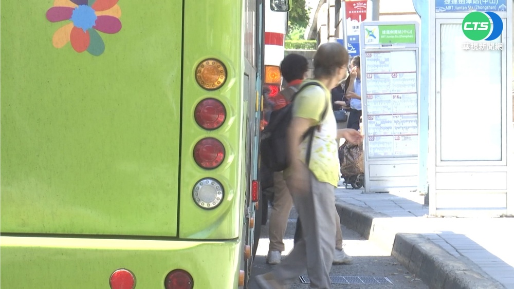 下公車回頭補刷卡 乘客遭車門彈飛摔倒