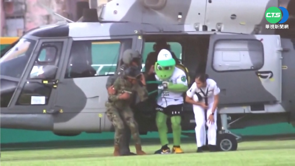 疑動用軍機載吉祥物惹議 墨國總統挨轟