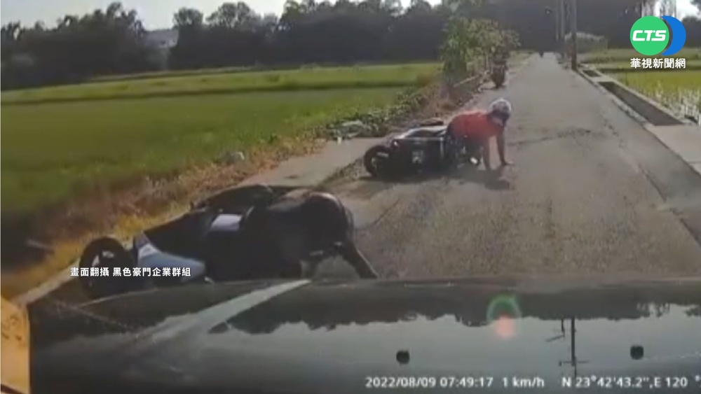 產業道路天雨積水 2機車閃車連續摔滑倒