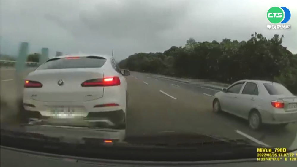 疑變換車道不當 國3南下燕巢段轎車失控衝撞