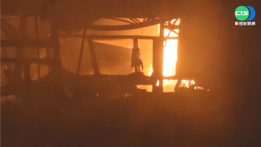 大火沖天整片橘光! 基隆花圈工廠付之一炬