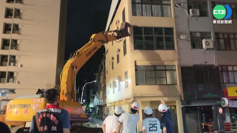 高雄建築工地路面塌 怪手單臂撐7危樓