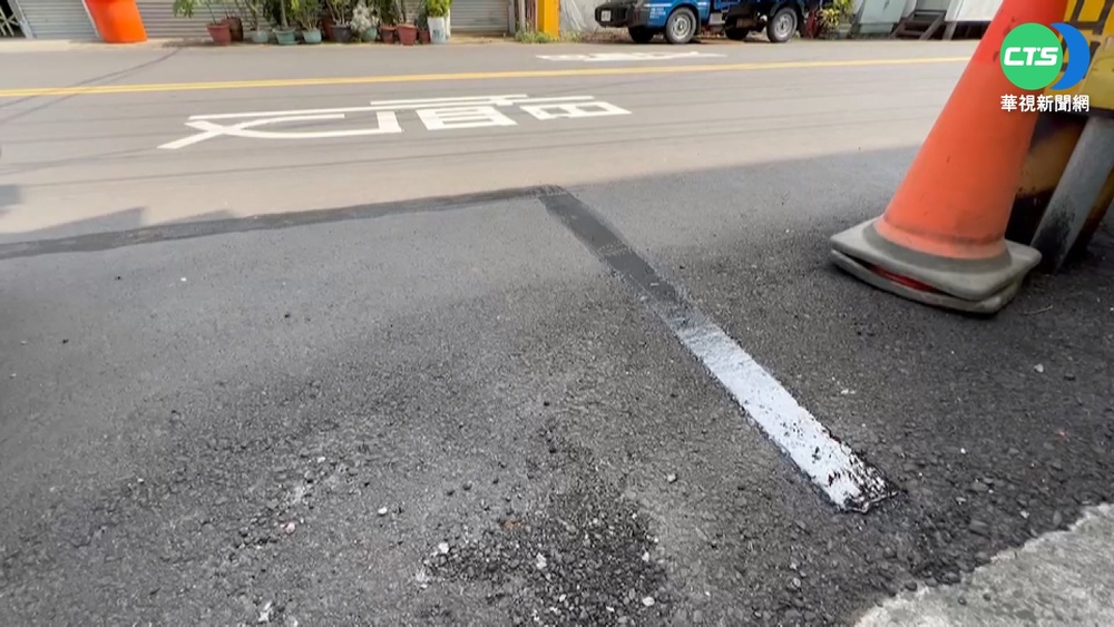 台南超扯"路霸"! 私畫停車格還設擋車樁