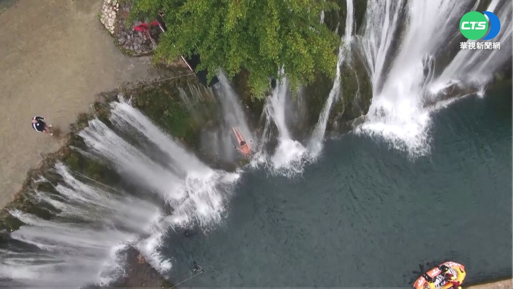 你敢嗎? 波士尼亞瀑布跳水賽 民眾圍觀