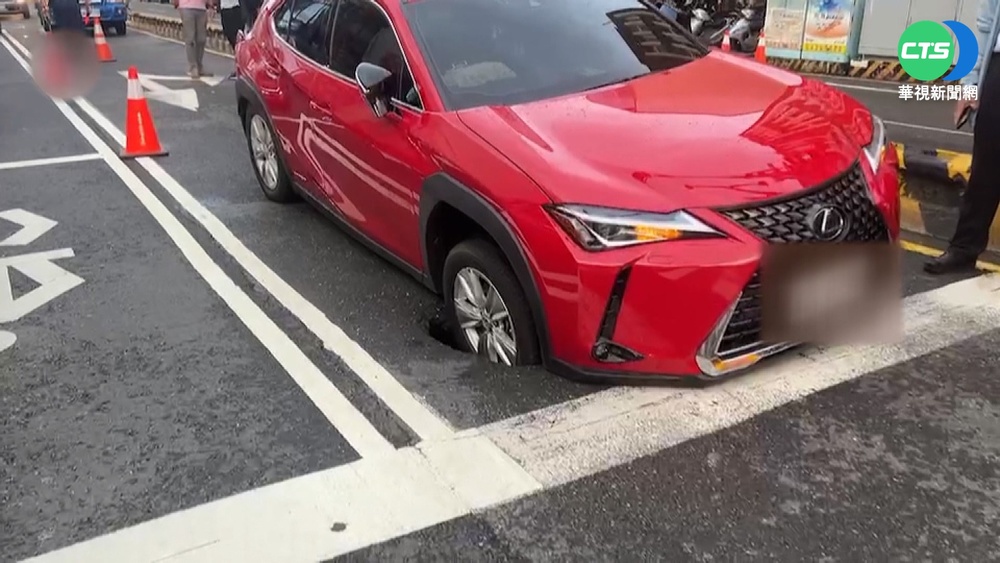 暴雨襲台南路面塌 轎車卡"輪胎大小"坑洞