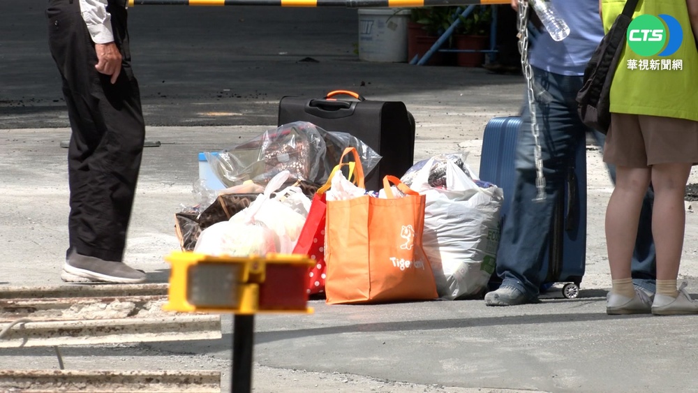 危樓住戶返家搬物 痛心喊要建商負責