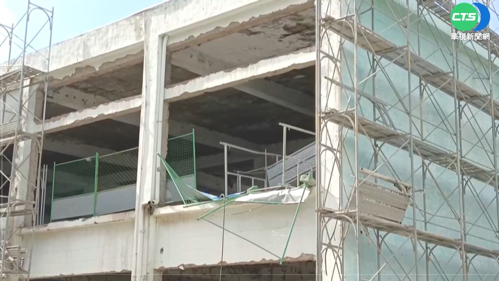 苗栗工廠整修鷹架倒塌 2工人墜落1命危