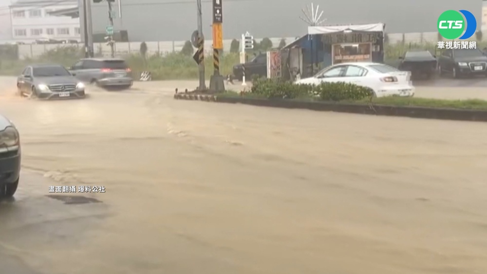 高雄午後大雷雨狂炸 仁武區水管路積水