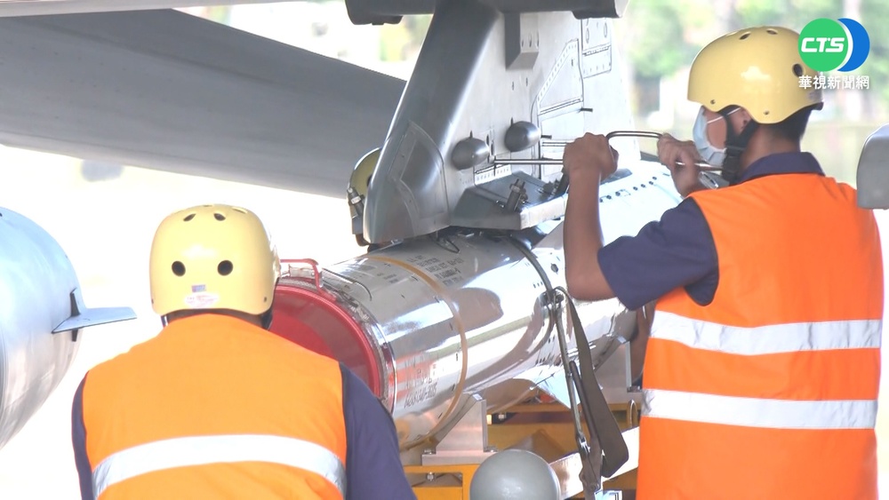 防空制海兼顧! 國軍公開F-16V潛力裝掛作業