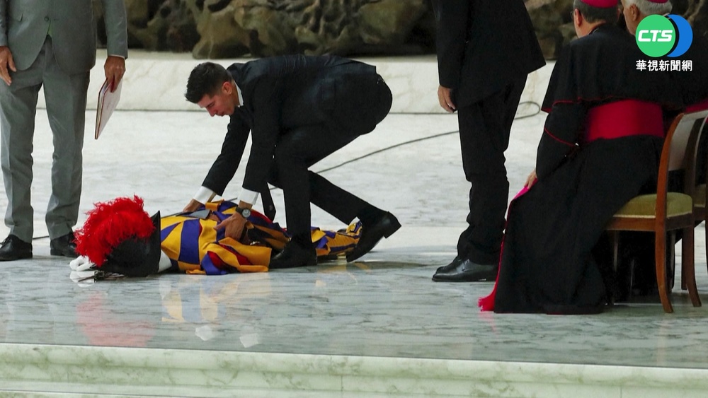 教宗梵蒂岡公開接見 衛士突昏倒民眾嚇壞