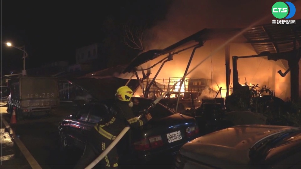 花蓮汽修廠凌晨大火 住戶聞爆炸聲驚醒