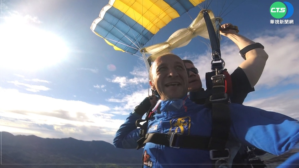 全台首波高空跳傘 鹿野高台連9天跳傘秀