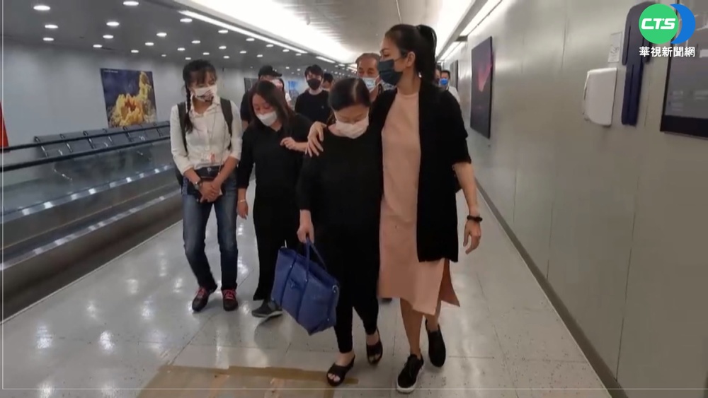 艾成家人抵台 父母哀戚送兒最後一程