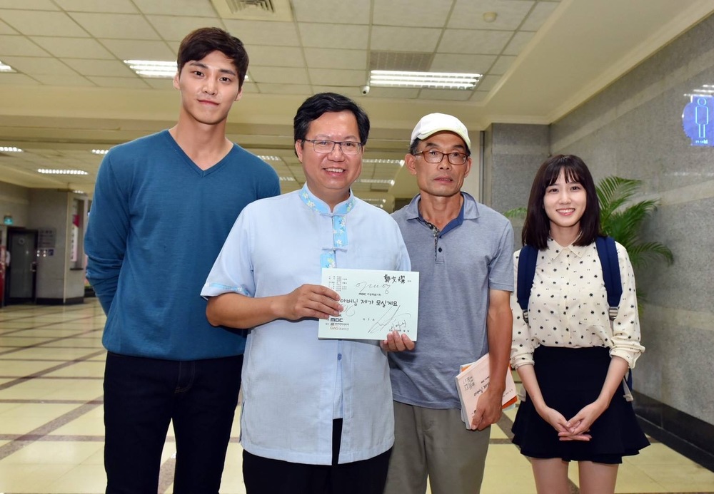 鄭文燦秀與《非常律師》朴恩斌合照 引一眾網友喊「羨慕」　