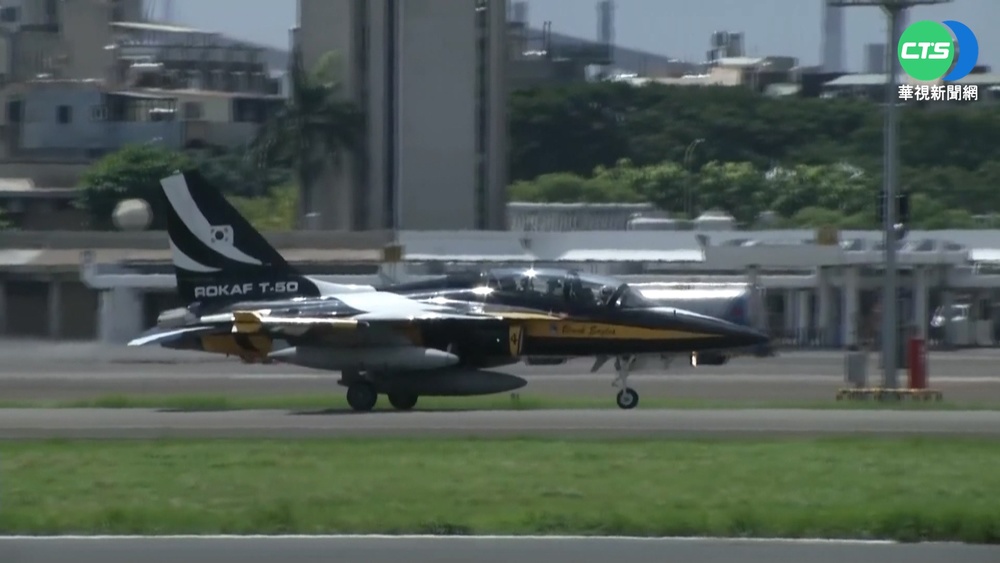 南韓T-50教練機再過境 駕駛露面帥氣逼人