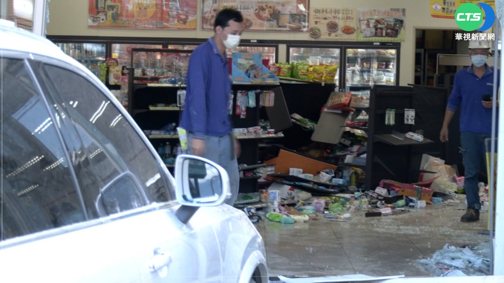 轎車暴衝撞進超商 "商品海嘯"撲顧客