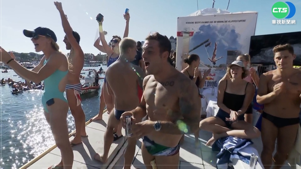 歌劇院屋頂搭跳水台 觀眾抱泳圈海上觀賽