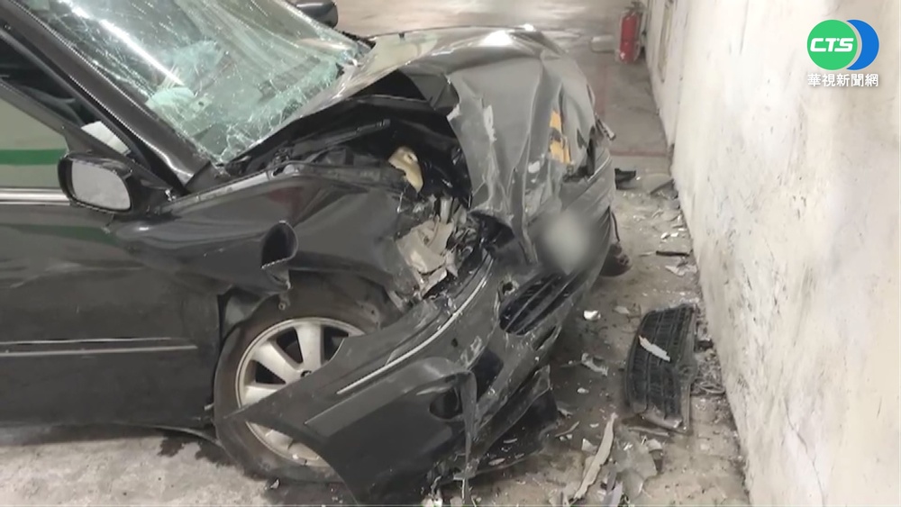 暴衝撞停車場牆壁 駕駛夫妻1死1傷