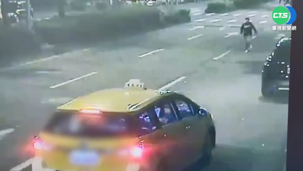 要求紅燈右轉遭拒 乘客抄球棒砸小黃害撞