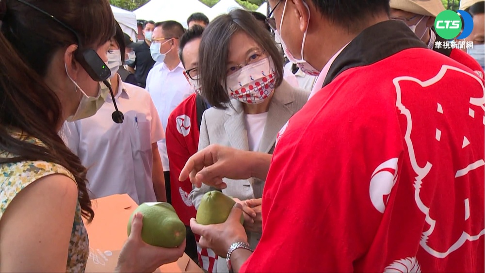 總統出席"台日水果夏祭" 親製氣泡飲.撈金魚