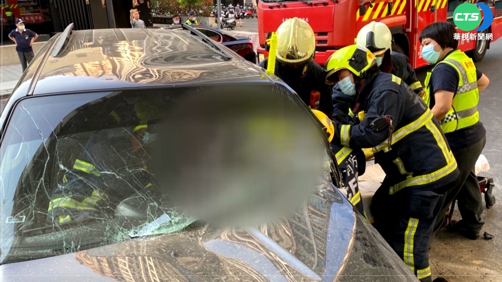 七旬翁疑車速過快 自撞捷運橋墩受困