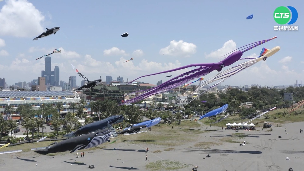 旗津風箏節2天湧逾7萬人! 人潮車陣塞爆