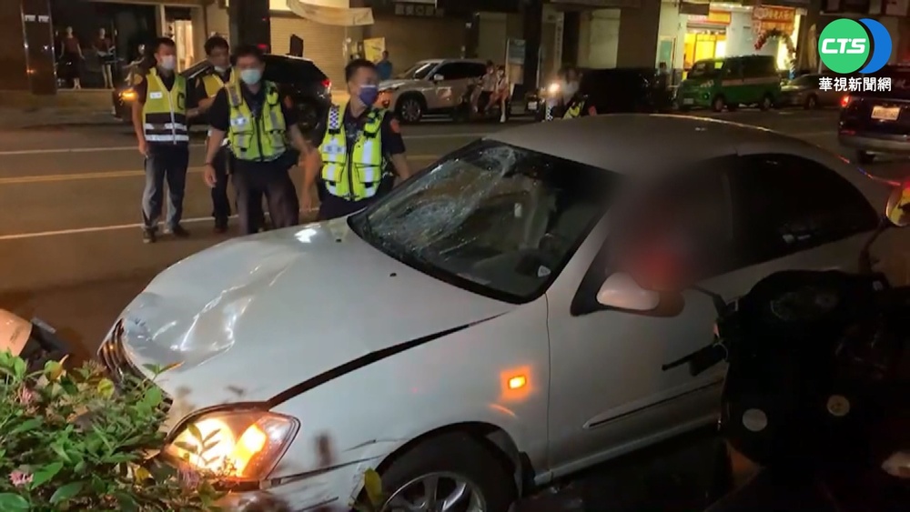 砰！轎車逆撞19機車 1騎士2路人傷