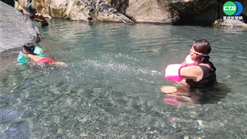 花蓮富源飆高溫41.4°C 民眾灑水降溫