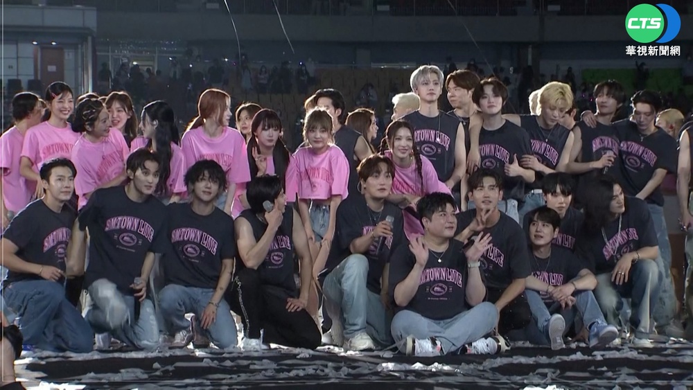 韓SM家族群星獻唱 逾3萬歌迷嗨翻全場