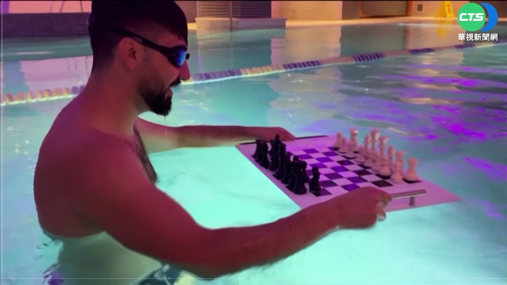 消暑! 水上橄欖球.水下西洋棋賽登場