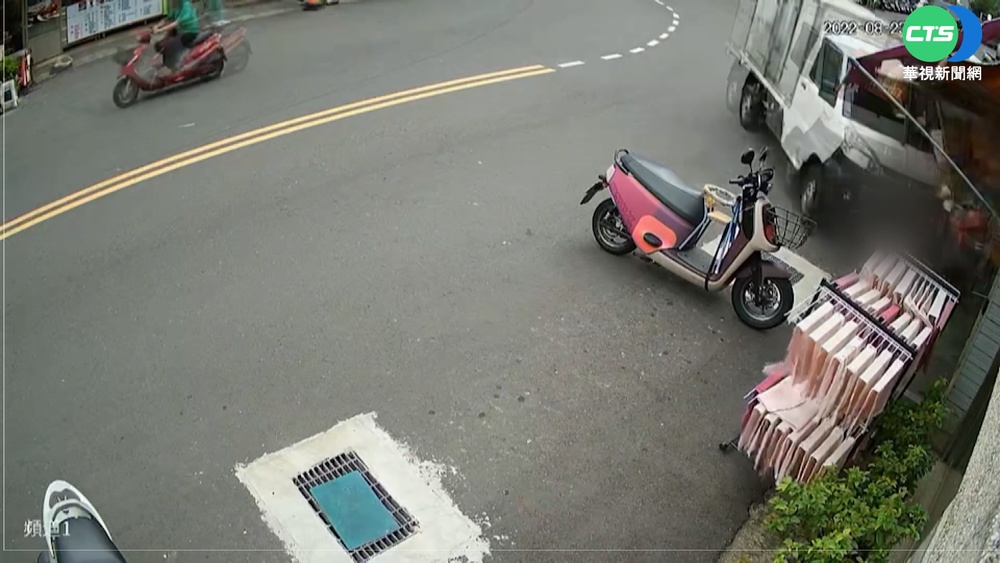 貨車先後衝撞騎士.紅豆餅攤 釀1死1重傷