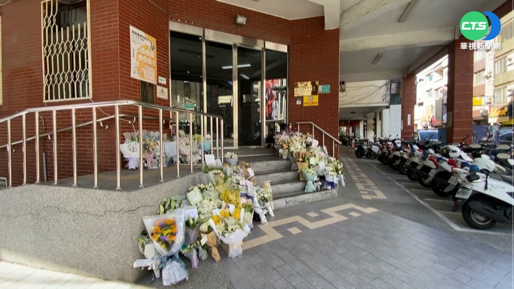 不捨台南2勇警殉職 民眾派出所前獻花致意