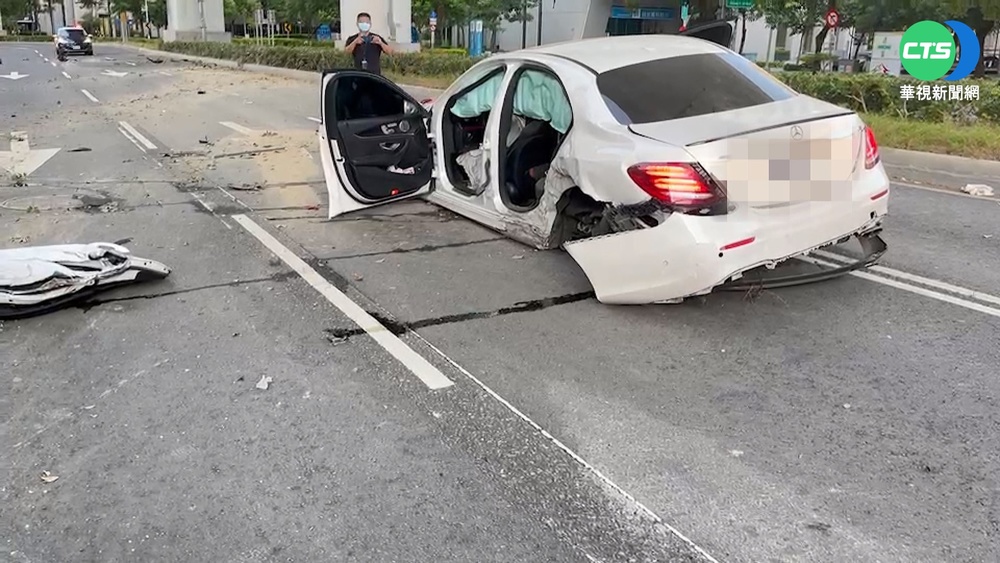 醉男自撞分隔島 噴巨亮火光車輪也撞飛