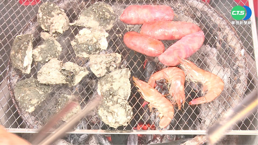 彰化王功封街烤鮮蚵 兩天搶光4800名額