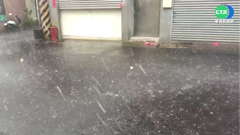 台中傍晚下"彈珠大小"冰雹 路人紛紛閃避