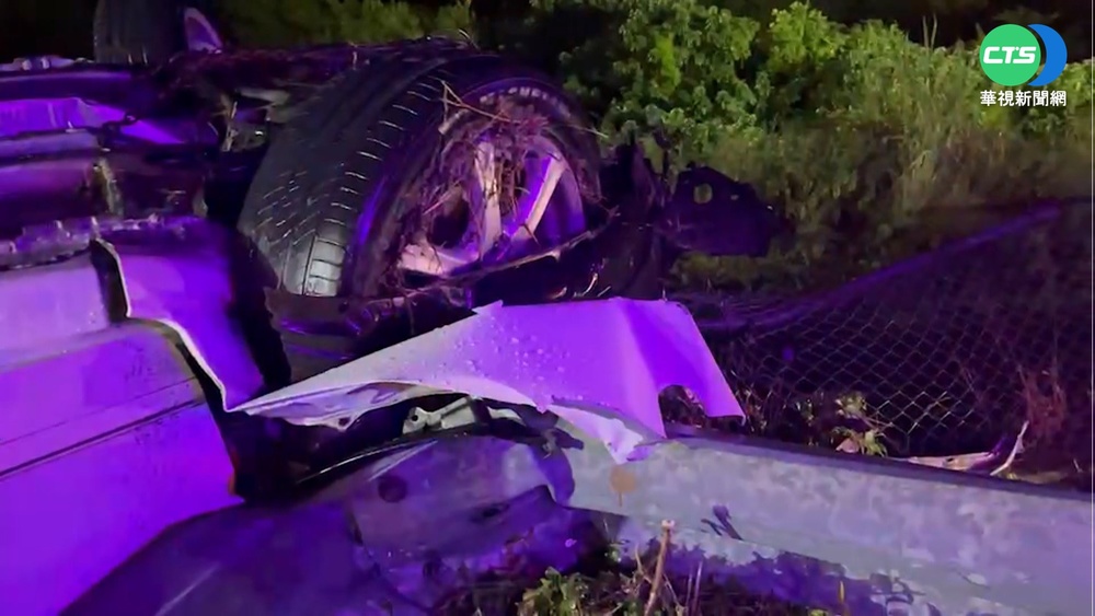 休旅車自撞國道護欄翻覆 車頭慘毀釀6傷