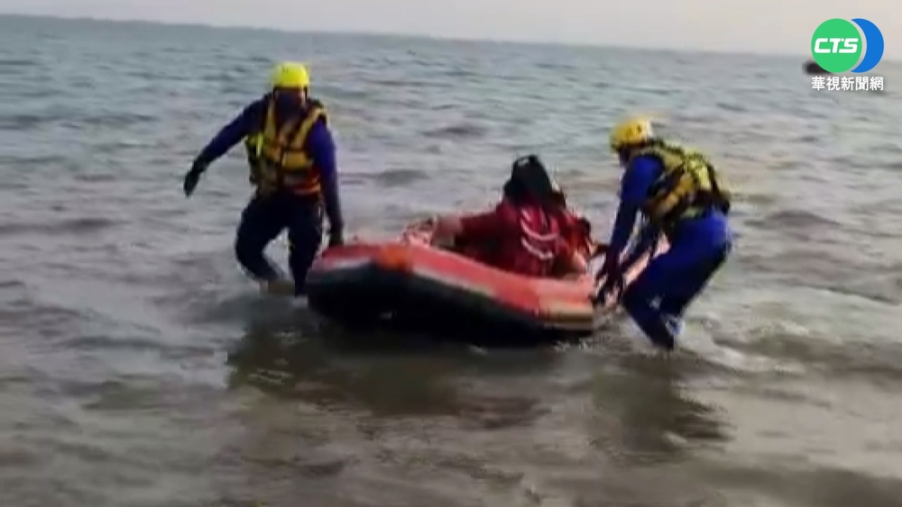 2男滿身傷從廈門漂來! 爬金門大橋橋墩待救