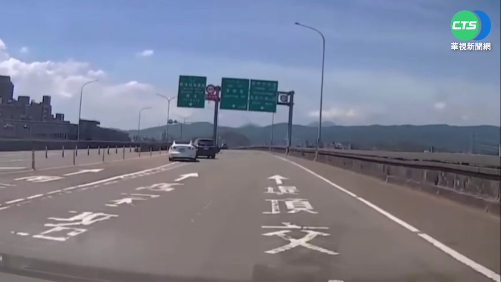 高架橋上轎車忽往左切 後車急煞險撞柱