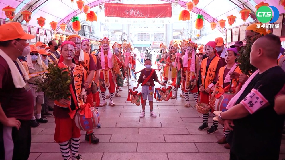 熱鬧！城隍夜巡與炮炸寒單爺首度結合
