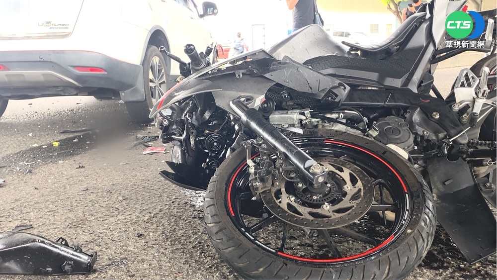 轎車迴轉撞機車 兄弟噴飛父母嚇呆