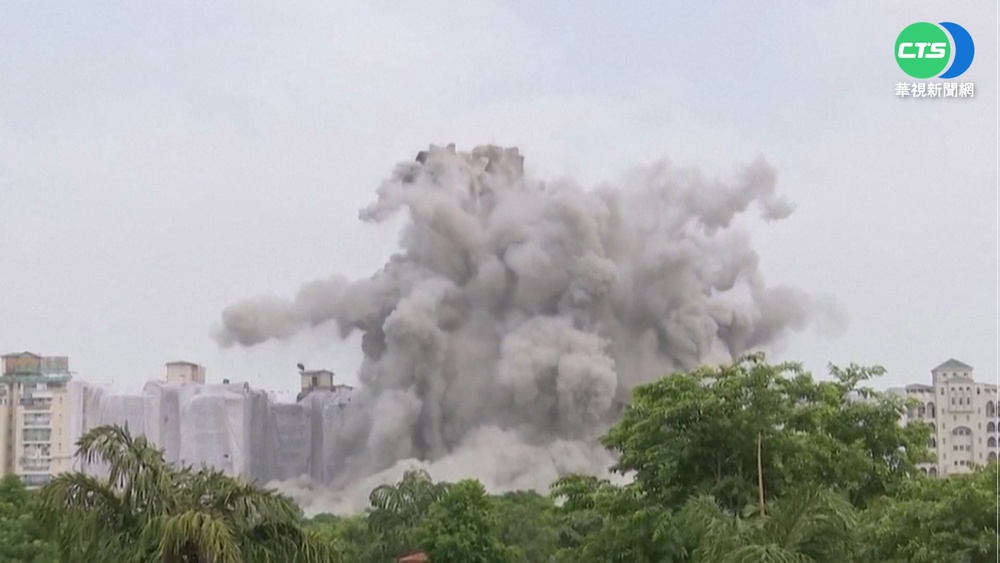 印度違建樓遭爆破拆除 2棟高樓夷為平地
