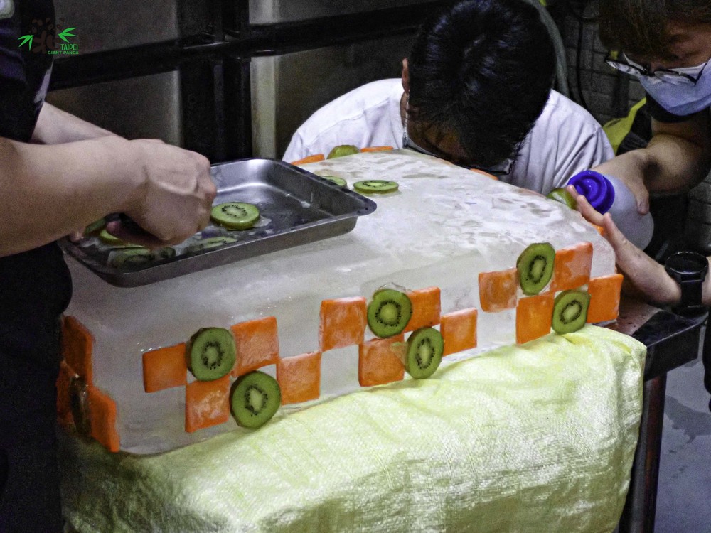 團團的蛋糕是方型的底座 / 圖片來源 台北市立動物園