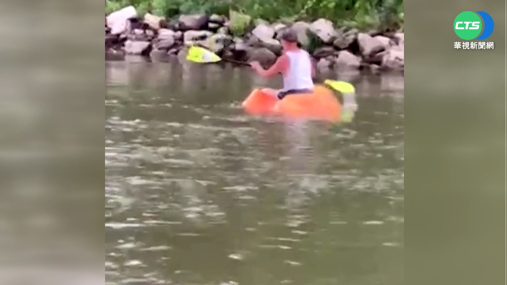 384公斤大南瓜! 男子挖空當船漂一天