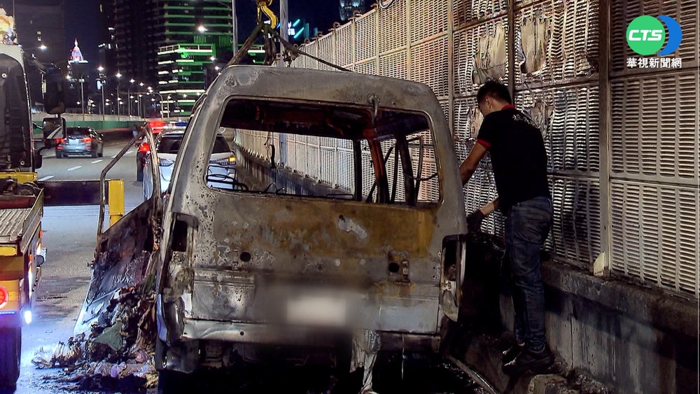 市民大道火燒車 駕駛聞焦味下車驚險逃過