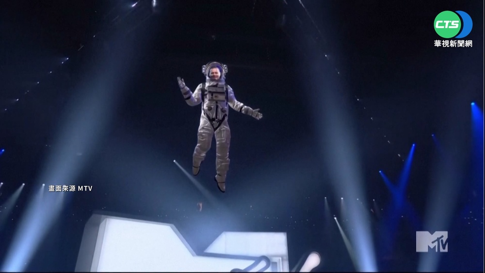 漂浮現身MTV頒獎 強尼戴普化身太空人自嘲