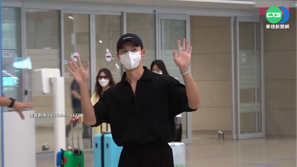 台灣新男神許光漢抵韓! 粉絲擠爆機場