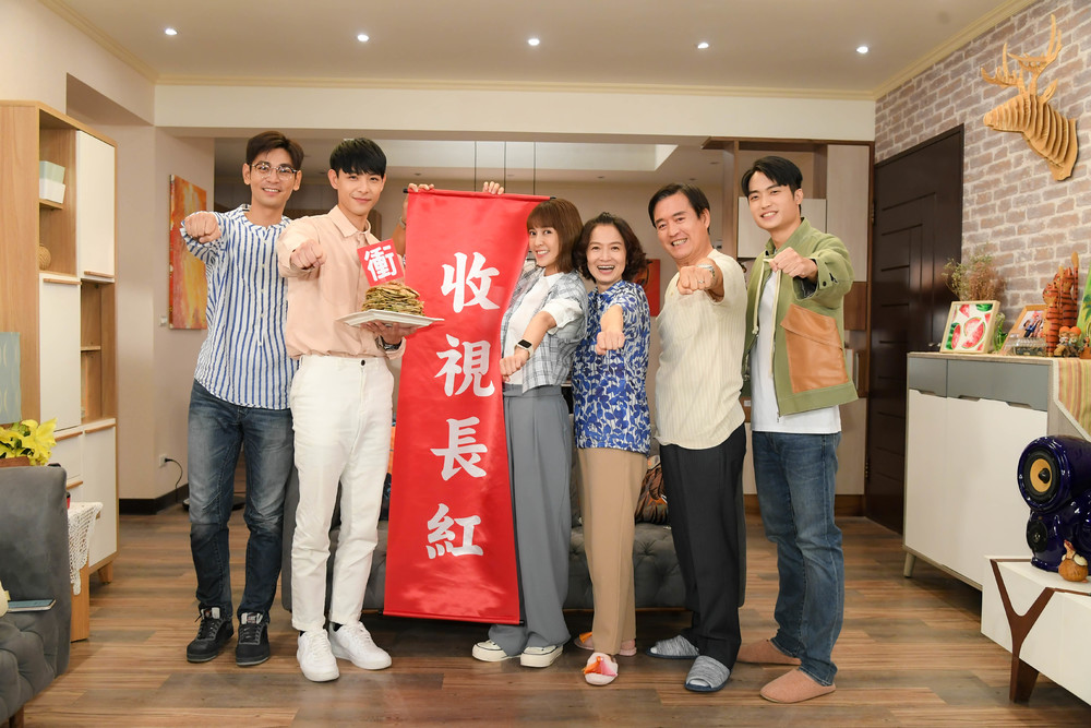 《門當互懟愛上你》 首播大元脫連晨翔褲吸睛 演員吃蔥油餅盼收視衝衝衝!