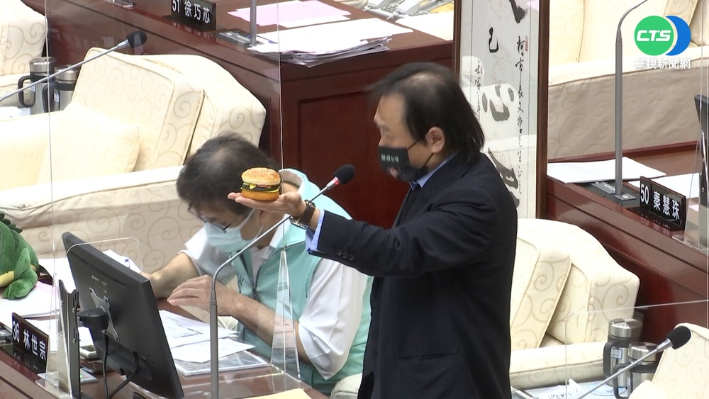 畢業禮物! 王世堅送柯小金人"最差市長獎"